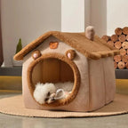 Maison pour chat Esprit Chat en forme de cabane en fibre douce beige et marron avec motif ours, idéale pour le repos.