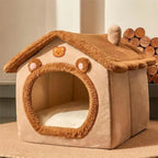 Maison pour chat Esprit Chat en forme de cabane beige et marron, en fibre douce, lavable et respirante.