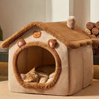 Maison pour chat Esprit Chat en forme de cabane beige et marron, douce, respirante et lavable avec un chat à l'intérieur