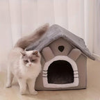 Maison pour chat Esprit Chat grise et respirante en fibre douce avec un chat à poils longs à côté