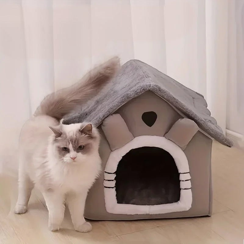 Maison pour chat Esprit Chat grise et respirante en fibre douce avec un chat à poils longs à côté