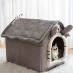 Maison pour chat Esprit Chat grise et douce en fibre, lavable et respirante, avec un petit chat à l'intérieur.