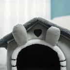 Maison pour chat Esprit Chat grise et blanche en fibre respirante avec oreilles décoratives et forme de niche