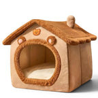 Maison pour chat Esprit Chat en forme de chalet douillet marron et beige avec motif ours, en fibre douce et lavable.
