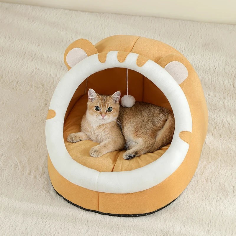 Maison pour chat Esprit Chat en coton beige en forme de tête d'animal avec un petit pompon suspendu