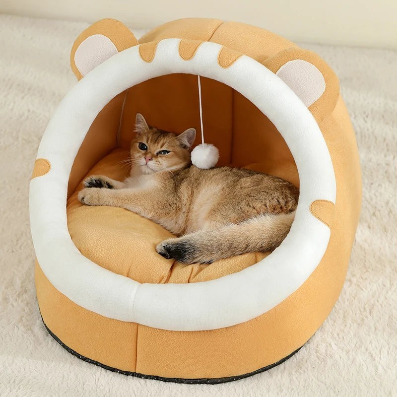 Maison pour chat Esprit Chat en coton beige en forme de tête d'animal avec un jouet suspendu pour le confort