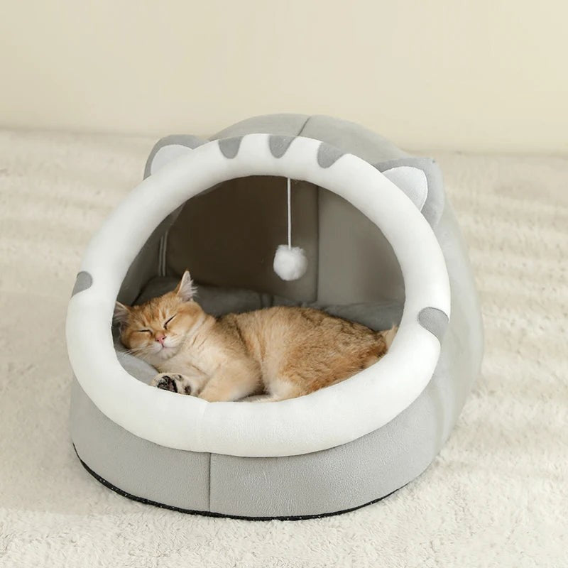 Maison pour chat Esprit Chat en coton gris et blanc en forme de tête de chat avec un jouet suspendu