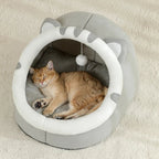 Maison pour chat Esprit Chat en coton gris en forme de tête de chat avec un petit jouet suspendu pour le confort