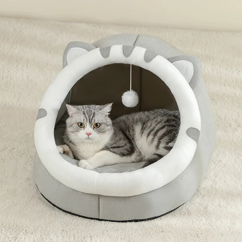 Maison pour chat Esprit Chat en coton gris en forme de tête de chat avec un jouet suspendu pour le confort