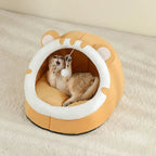 Maison pour chat Esprit Chat en coton jaune en forme de tête d'animal avec un petit chat jouant à l'intérieur