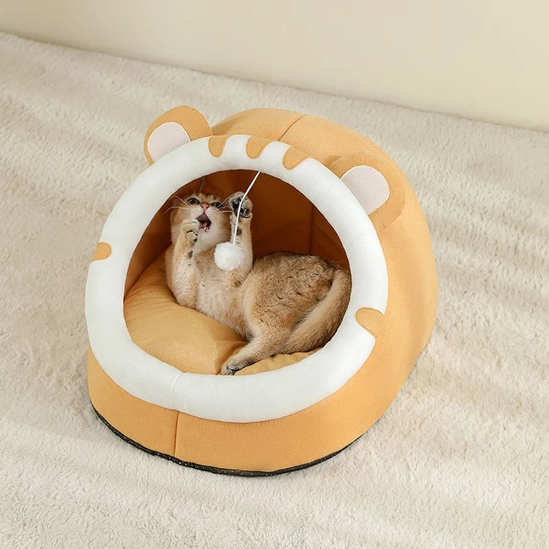 Maison pour chat Esprit Chat en coton jaune en forme de tête d'animal avec un petit chat jouant à l'intérieur