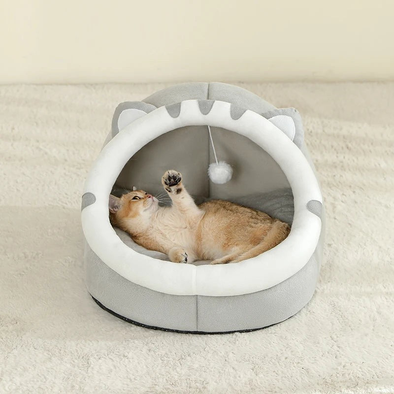 Maison pour chat Esprit Chat en coton gris en forme de tête de chat avec un jouet suspendu pour le confort