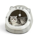 Maison pour chat Esprit Chat en coton gris en forme de tête de chat avec un jouet pompon suspendu