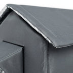 Gros plan sur le toit imperméable en tissu Oxford gris de la maison pour chat Esprit Chat pour l'extérieur en hiver