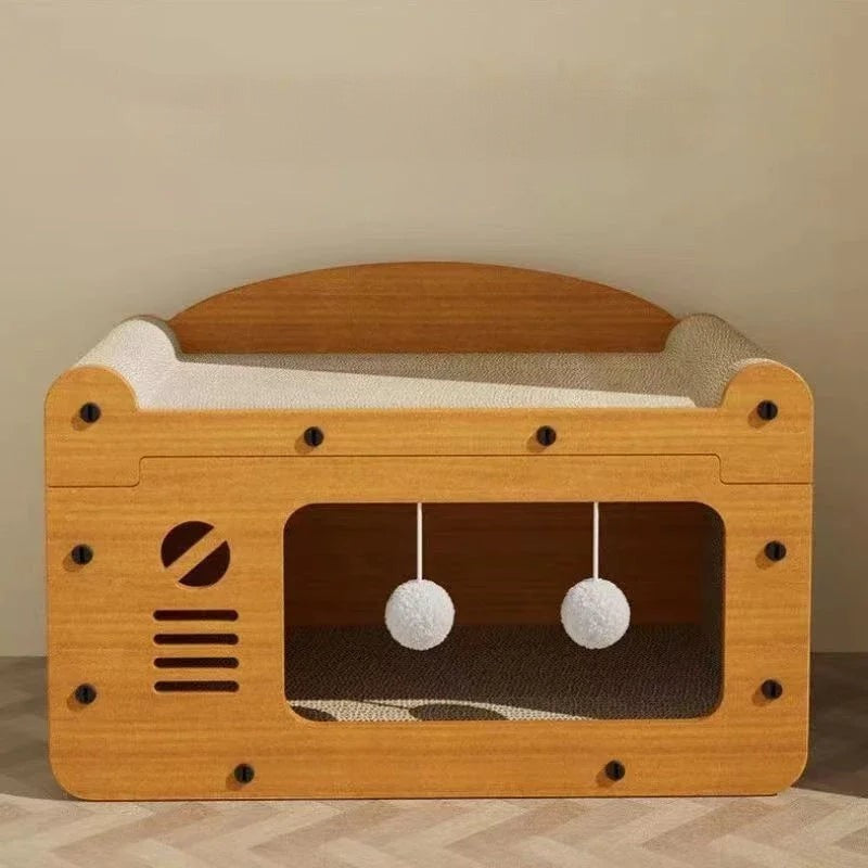 Maison griffoir en bois Esprit Chat avec plateforme supérieure, zone de repos intérieure et deux balles suspendues.