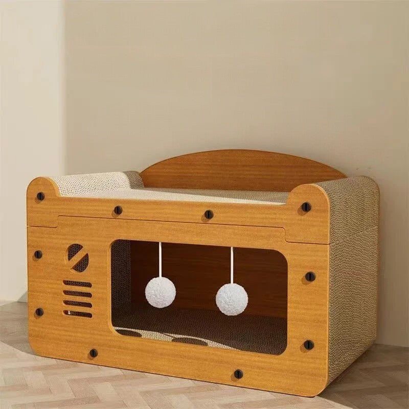 Maison griffoir en bois Esprit Chat avec zones à griffer, plateforme supérieure et deux jouets pompons suspendus.