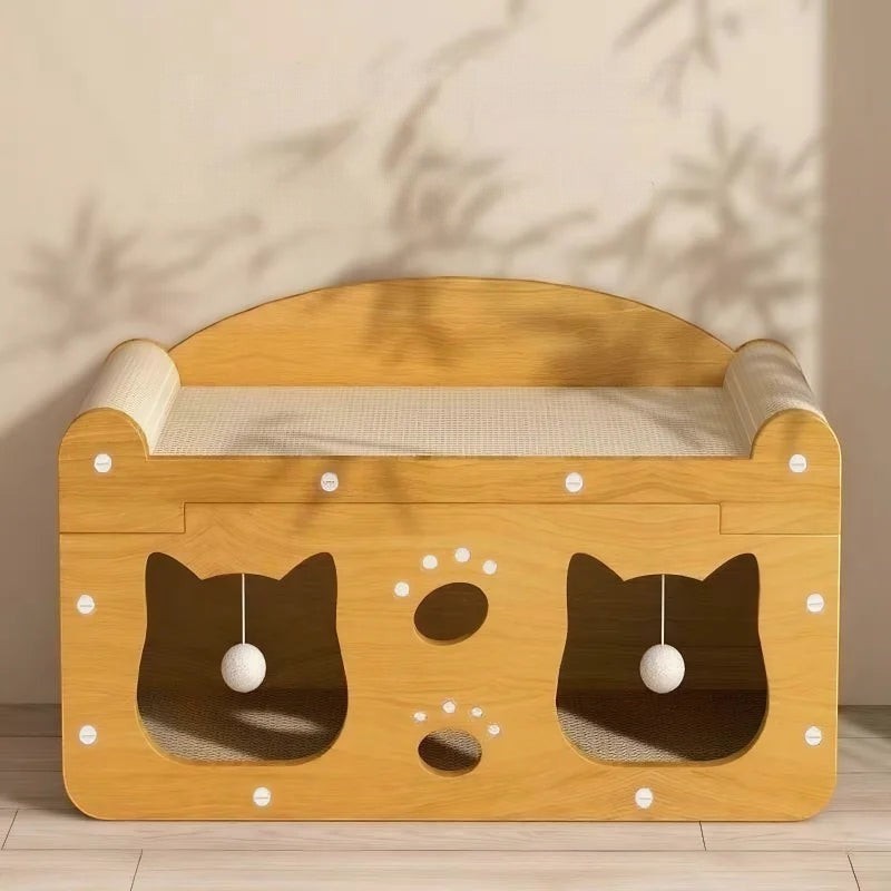 Maison griffoir en bois Esprit Chat avec ouvertures en forme de tête de chat, balles suspendues et surface à griffer.