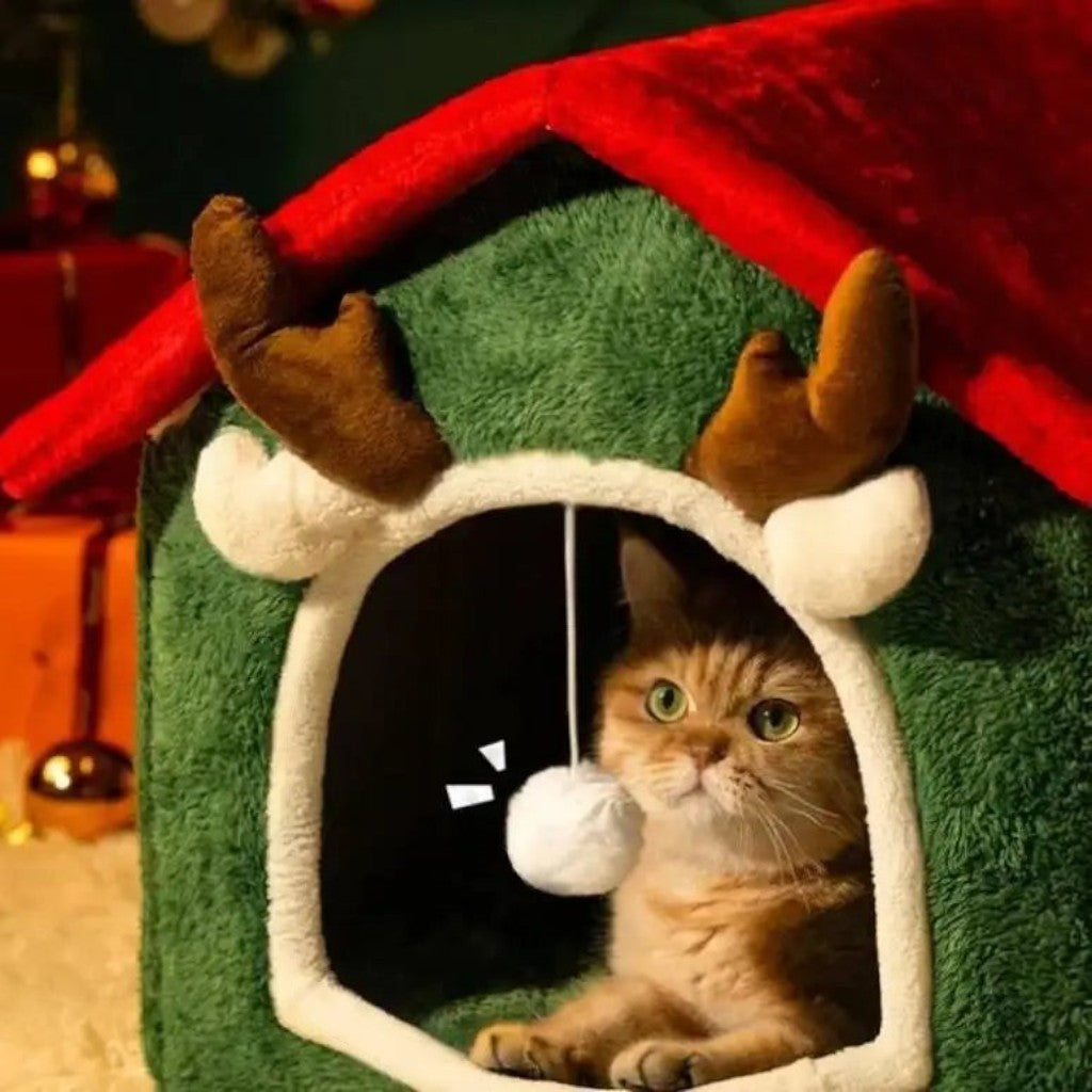 Maison de Noël Esprit Chat en peluche verte et rouge avec des bois de renne pour le confort de votre chat