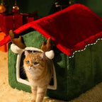 Maison de Noël Esprit Chat en peluche verte et rouge avec des bois de renne pour le confort de votre félin