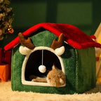 Maison de Noël Esprit Chat en peluche verte et rouge avec des bois de renne pour le confort de votre chat