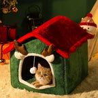 Maison de Noël Esprit Chat en peluche verte et rouge avec des bois de renne pour le confort de votre félin