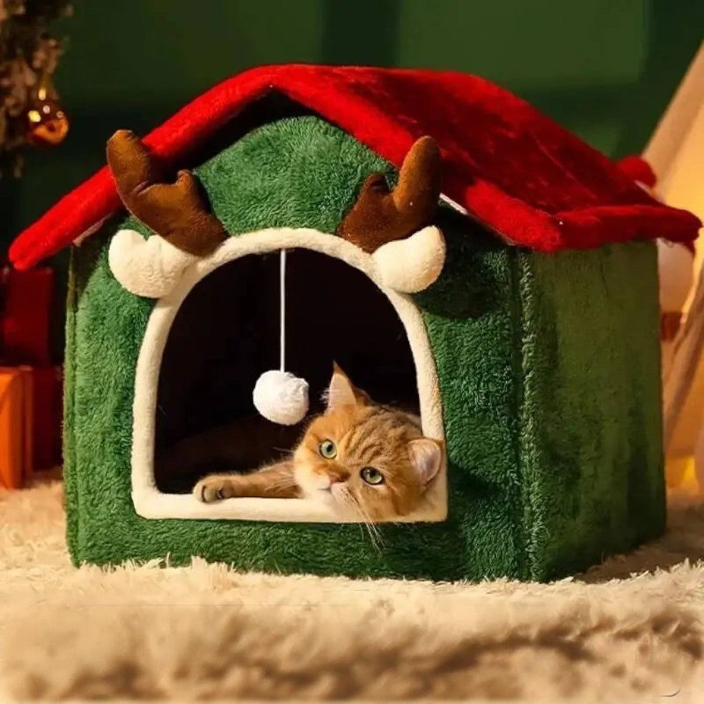 Maison de Noël Esprit Chat en peluche verte et rouge avec des bois de renne pour le confort de votre chat