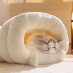 Chat dormant paisiblement dans une maison sac Esprit Chat en peluche blanche douce et confortable