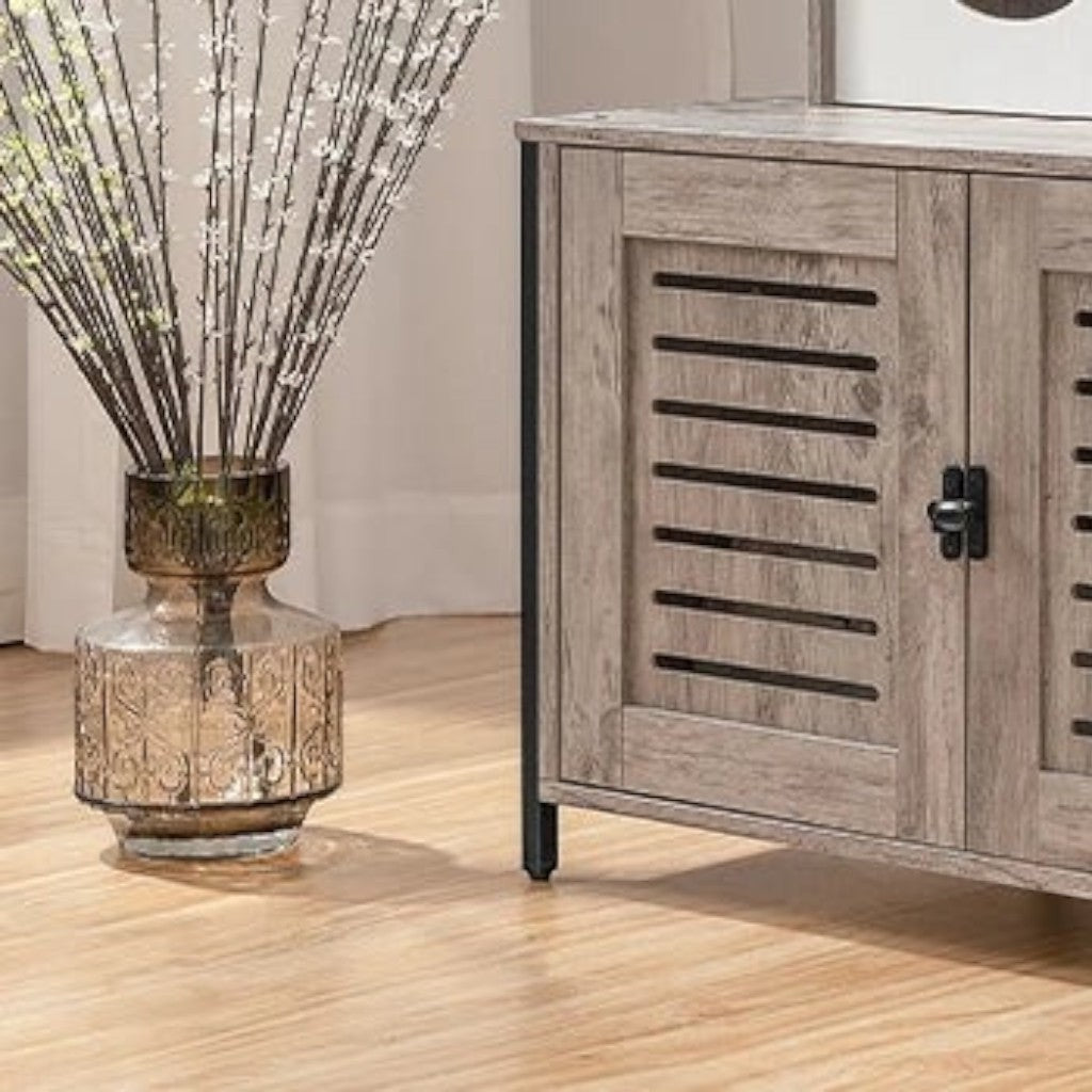 Meuble Esprit Chat couleur grège avec portes à lattes en bois, style rétro et élégant pour intérieur