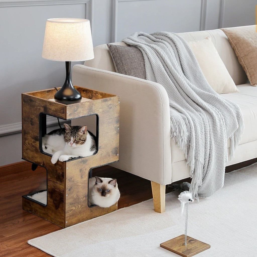Meuble pour chat Esprit Chat en bois marron avec niches, coussins doux et lampe posée sur le dessus dans un salon
