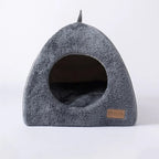 Mini tente pour chat Esprit Chat en velours gris doux, offrant un abri confortable et douillet pour votre animal.