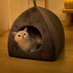Chat gris clair installé dans une mini tente Esprit Chat en velours doux et confortable pour animal de compagnie