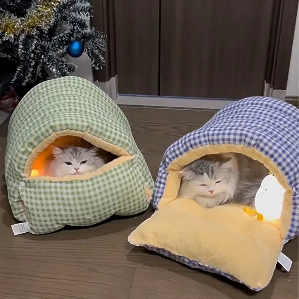 Deux chats se reposent dans des niches Esprit Chat en tissu à carreaux vert et bleu avec éclairage intérieur doux