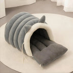 Nid douillet pour chat Esprit Chat en forme de tunnel gris et blanc, en fibre douce et respirante pour le confort.