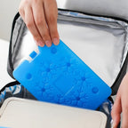 Pain de glace bleu Esprit Chat en PVC avec motifs de flocons de neige, inséré dans un sac isotherme pour repas