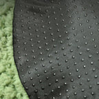 Gros plan sur la base antidérapante noire d'un panier Esprit Chat en polaire corail vert