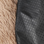 Gros plan sur la base antidérapante noire et la fourrure synthétique beige du panier pour chat Esprit Chat