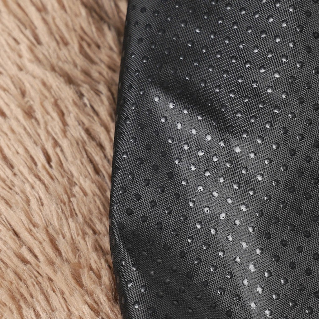Gros plan sur la base antidérapante noire et la fourrure synthétique beige du panier pour chat Esprit Chat