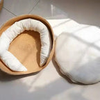 Panier rond en bambou tressé Esprit Chat avec coussin blanc amovible pour chat.