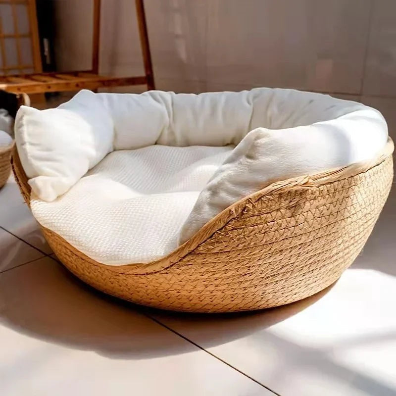 Panier rond en bambou naturel tressé avec coussin blanc moelleux, idéal pour chats et petits chiens.