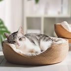 Panier rond tressé en bambou naturel pour chat, avec coussin blanc moelleux, par Esprit Chat.