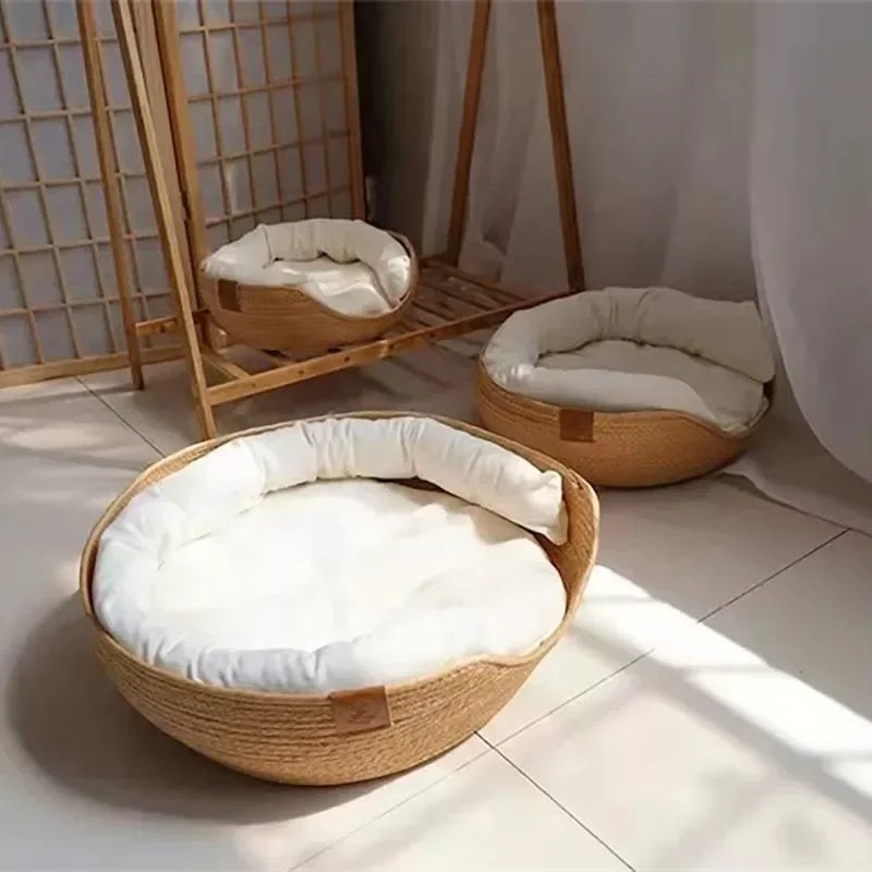 Panier rond tressé en bambou naturel pour chat, avec coussin blanc moelleux, design moderne, par Esprit Chat