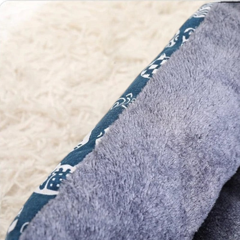 Grand panier pour chat Esprit Chat en fibre douce bleu avec motif imprimé et intérieur en peluche grise