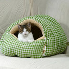 Chat installé dans un panier Esprit Chat en tissu à carreaux verts et blancs avec intérieur en peluche douce