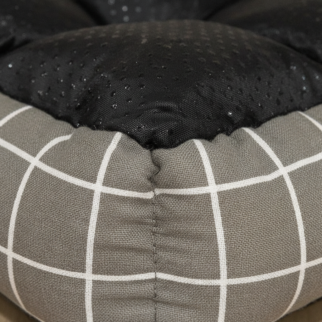 Gros plan sur le panier pour chat Esprit Chat en tissu gris à carreaux blancs avec une base noire antidérapante