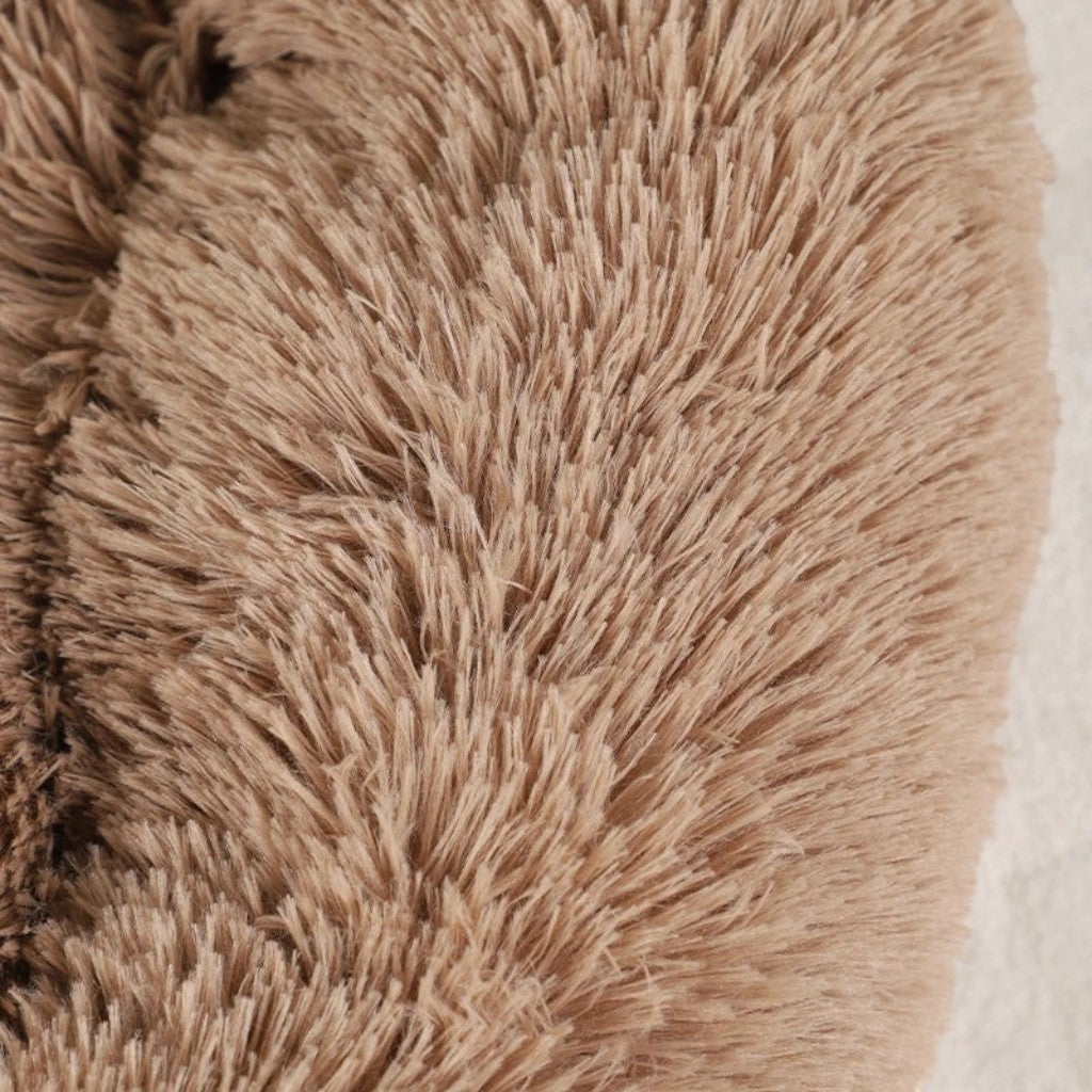 Gros plan sur la texture douce et pelucheuse beige du panier pour chat Esprit Chat pour un confort hivernal optimal