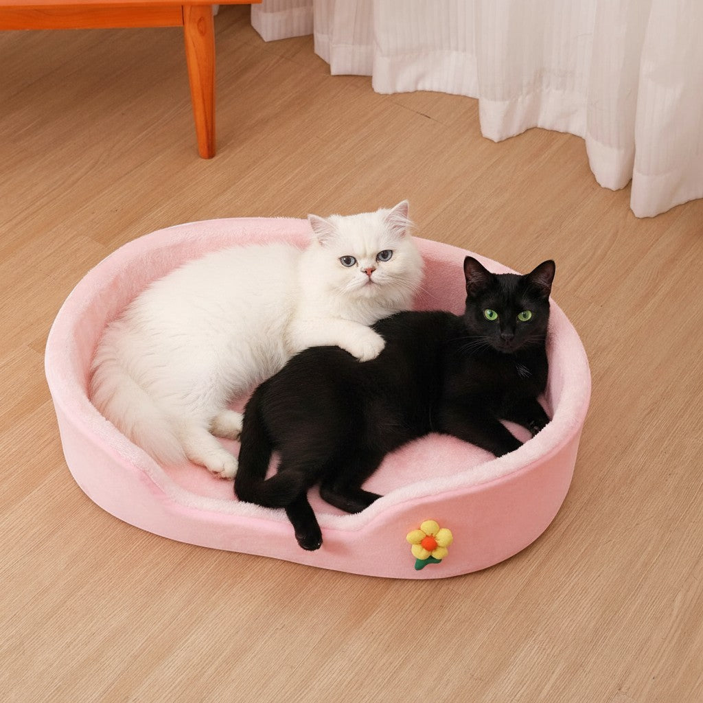 Panier pour chat Esprit Chat rose en coton doux avec deux chats, un blanc et un noir, confortablement installés.