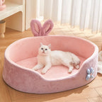 Panier pour chat Esprit Chat rose en tissu doux avec oreilles de lapin décoratives et chat blanc allongé à l'intérieur