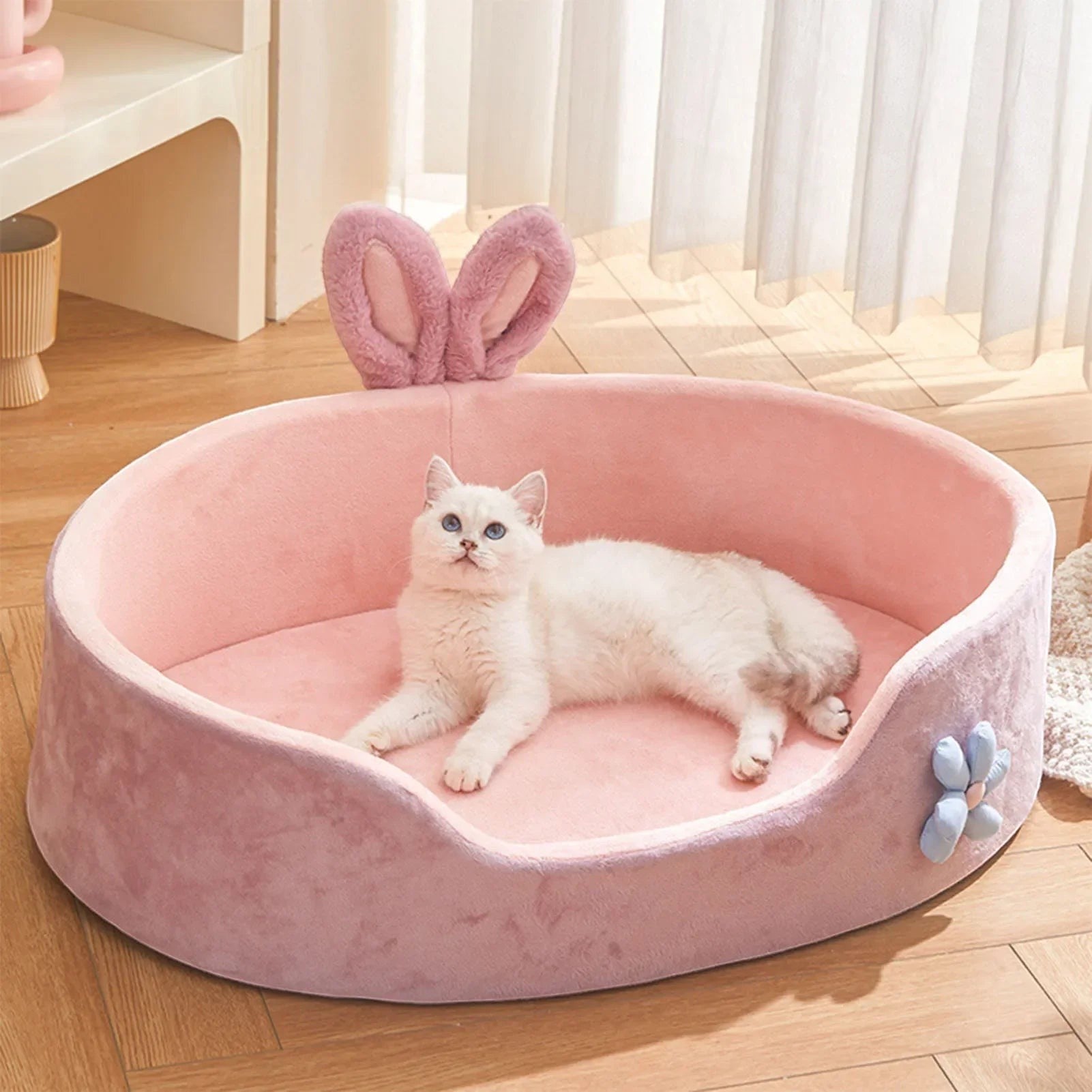 Panier pour chat Esprit Chat rose en tissu doux avec oreilles de lapin décoratives et chat blanc allongé à l'intérieur