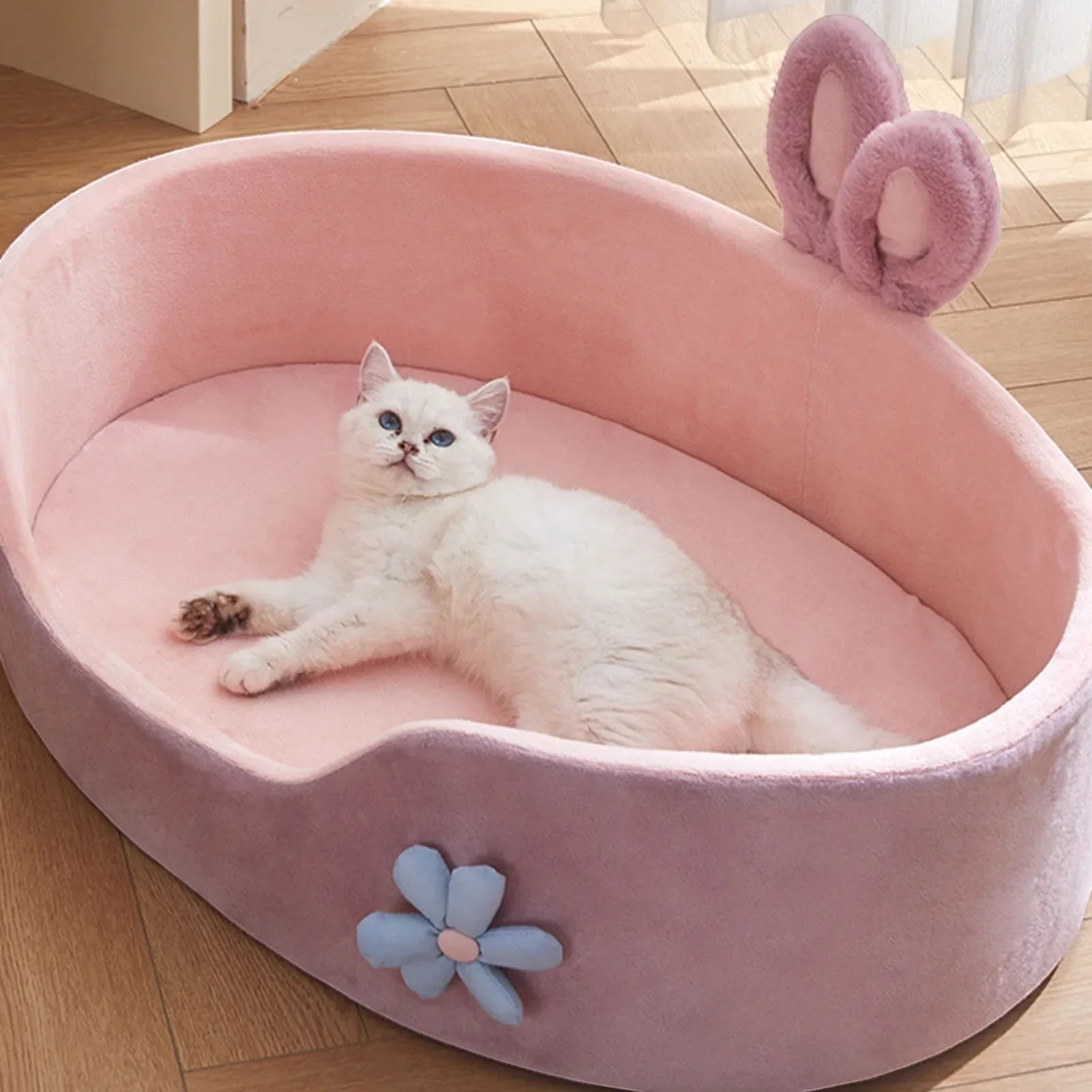 Panier pour chat Esprit Chat rose en tissu doux avec oreilles de lapin et décoration florale, chat blanc allongé