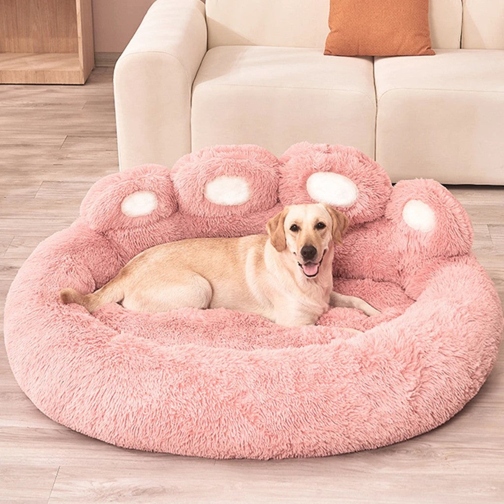 Chien Labrador couché dans un panier Esprit Chat rose en forme de patte d'animal en peluche douce et confortable